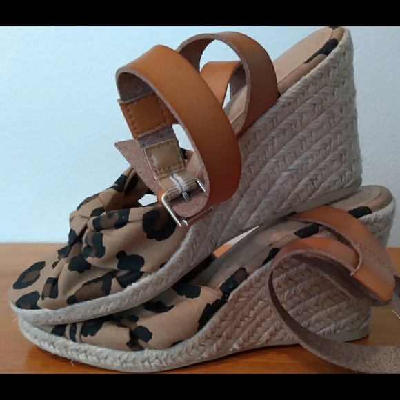Old Navy leopard print wedge sandals w ankle strap - Picture 8 of 9
